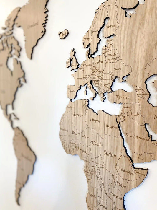 Verdenskort med graveret lande & grænser - Egetræ - 152×87 cm